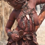 Himba vrouw:sieraden en een lendedoek